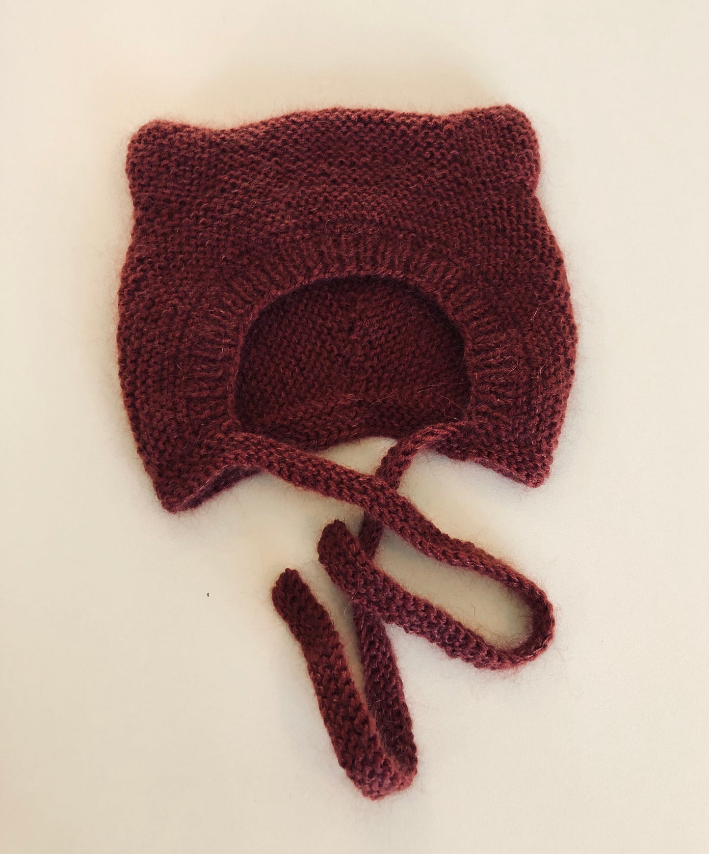 Húfan er prjónuð úr Drops baby merino og mohair