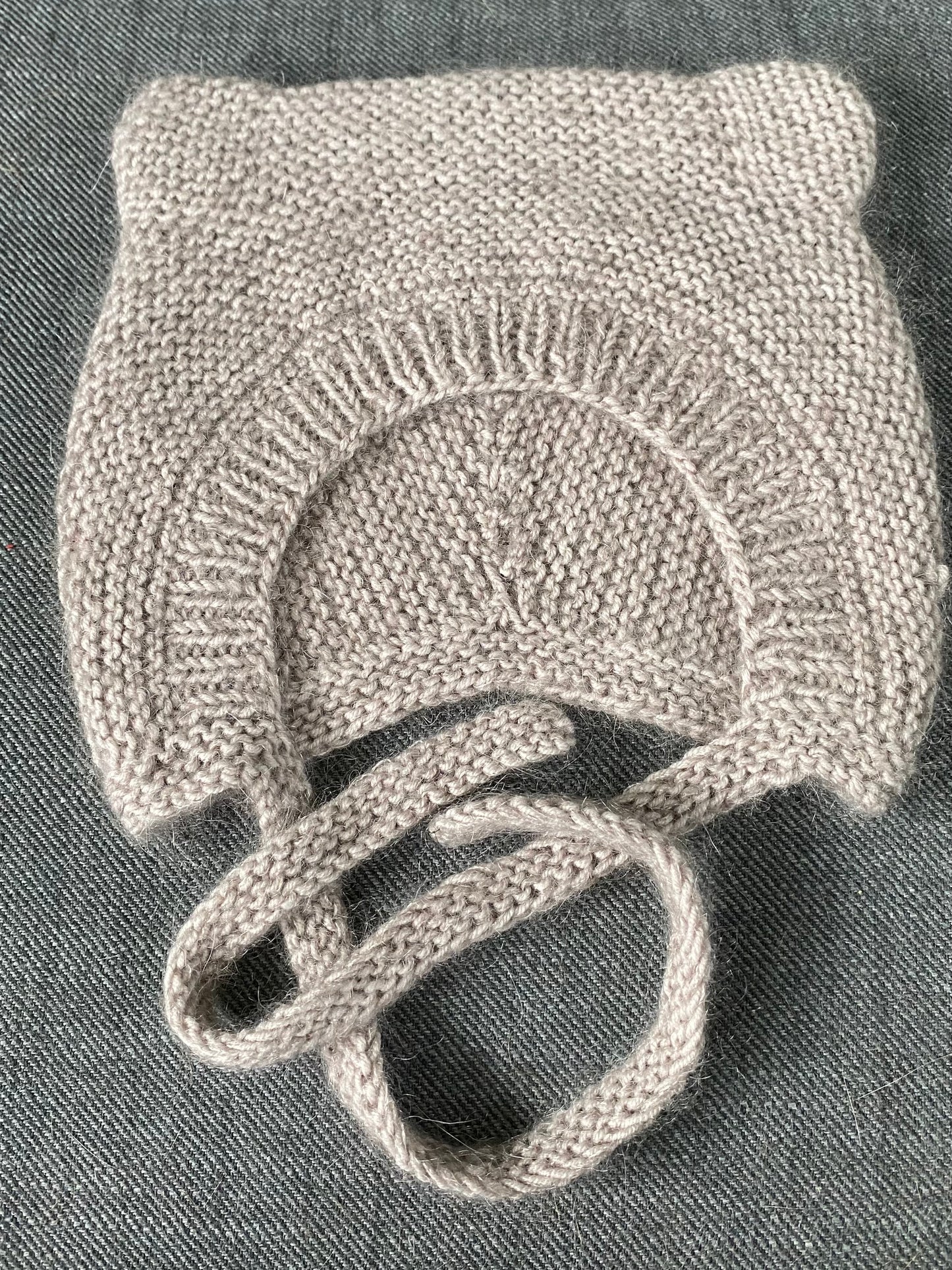 Húfan er prjónuð úr Drops baby merino og mohair